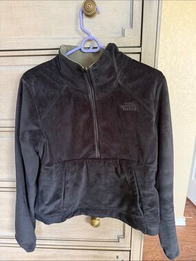 The North Face Black Women's cropped reversible Half-Zip Jacket